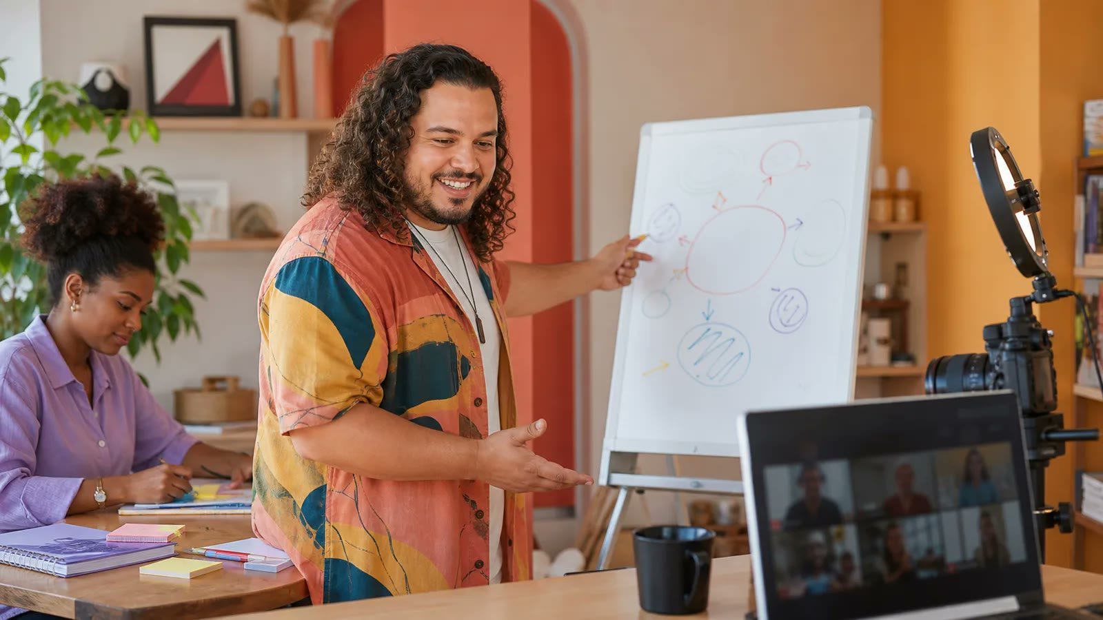 Profissional brasileira conduzindo uma reunião on-line em seu escritório