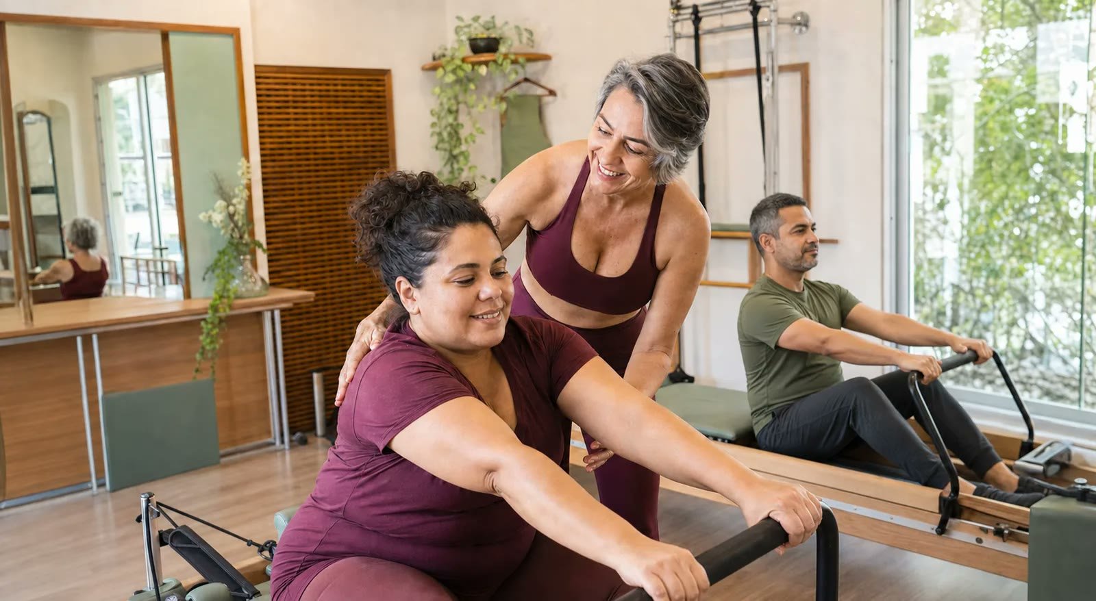 Profissionais de Pilates e bem-estar em uma situação real de trabalho