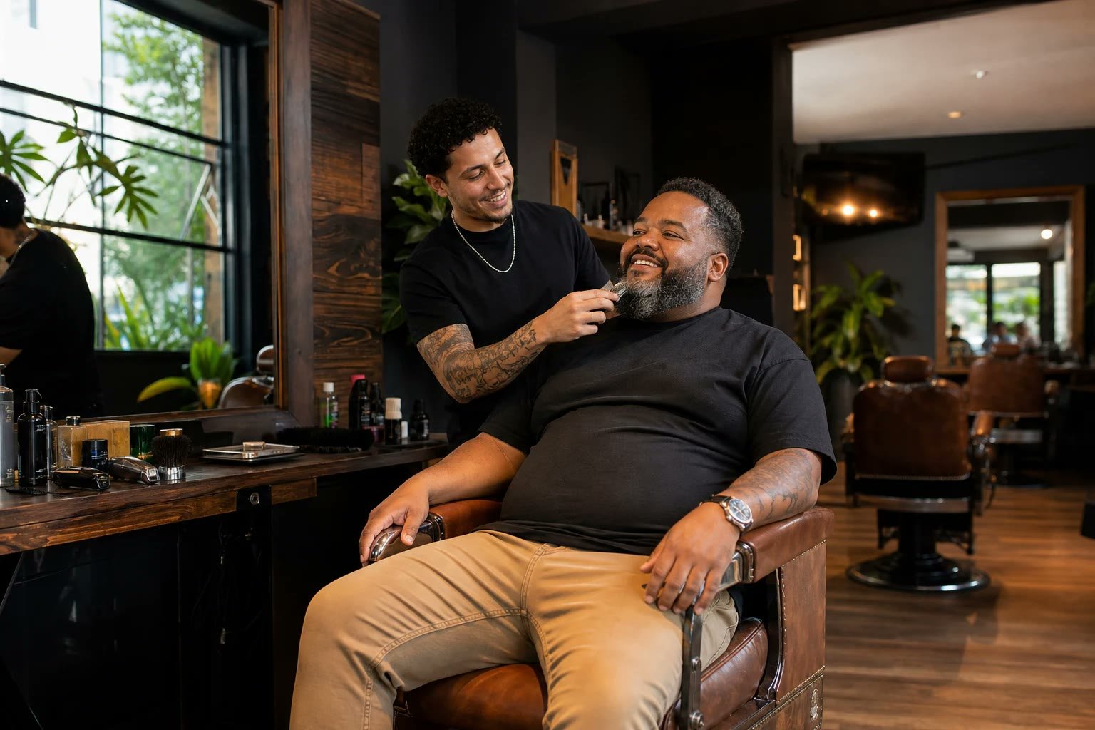 Barbeiro atendendo um cliente plenamente visível em uma barbearia brasileira contemporânea